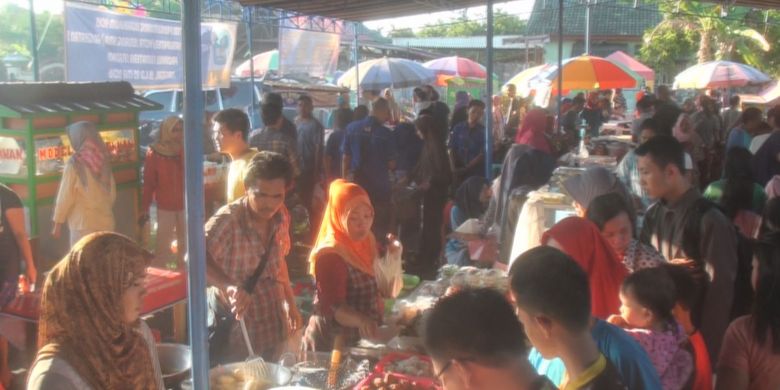 Pasar bedug di Komplek Persada Ogan Ilir, Sumatera Selatan ramai dikunjungi warga yang hendak mencari makanan berbuka puasa, Senin (29/5/2017) petang.