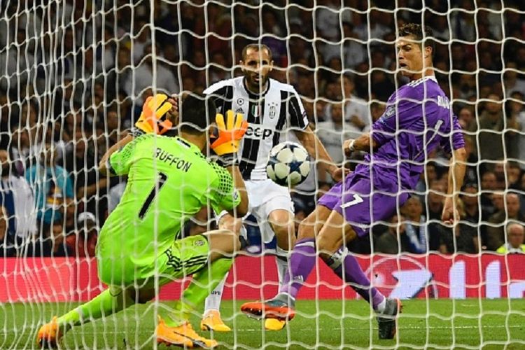 Cristiano Ronaldo mencetak gol ketiga Real Madrid ke gawang Juventus pada final Liga Champions 2016-2017 di Stadion Millenium, Cardiff, Sabtu (3/6/2017). 