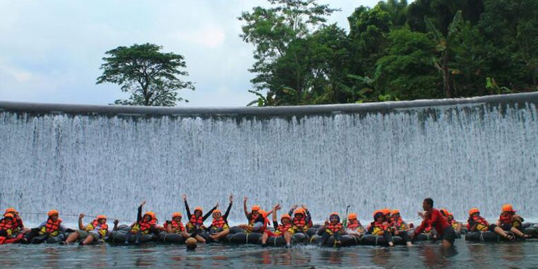 


Tubing Sungai Pusur di Kabupaten Klaten, Jawa Tengah sekarang selalu ramai dikunjungi pengunjung yang kebanyakan dari desa tetangga.