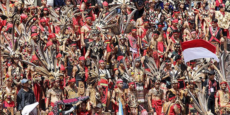 Bendera Merah Putih dikibarkan dalam acara pembukaan Pekan Gawai Dayak XXXII di Pontianak, Kalimantan Barat, Sabtu (20/5/2017). Acara itu mengusung tema Meningkatkan Toleransi dalam Keberagaman.