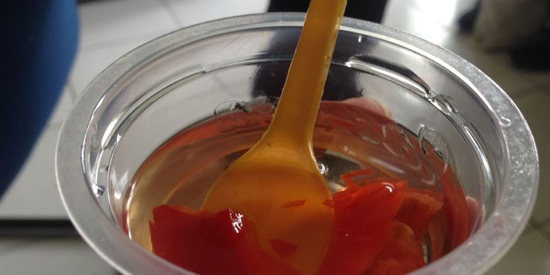 
Oleh-oleh Manisan Cabe dari Dieng. Manisan cabe ini mulai diproduksi oleh PT Yuasa Food, salah satu produsen pembuat oleh-oleh di Kabupaten Wonosobo, Jawa Tengah. 