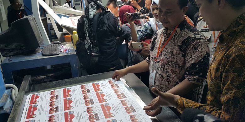 Ketua KPU DKI Jakarta Sumarno meninjau proses pencetakan surat suara di PT Gramedia Printing, Cikarang, Bekasi, Jawa Barat, Kamis (23/3/2017).