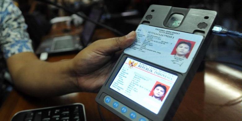 Petugas mengujicoba penggunaan mesin pembaca chip e-KTP (card reader) di Kementerian Dalam Negeri, Rabu (8/5/2013). Kementerian Dalam Negeri menghimbau kepada seluruh instansi pemerintah dan perbankan untuk menyediakan card reader e-KTP, sebab terhitung sejak 1 Januari 2014 KTP non elektronik tidak berlaku lagi. Selain itu e-KTP juga tidak boleh difotocopy karena dapat merusak chip. | Kompas.com