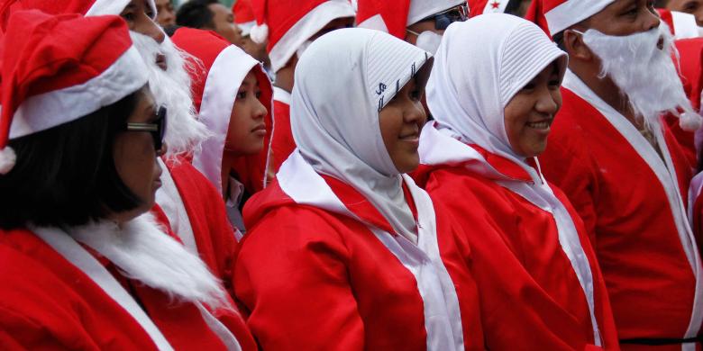 Wanita nonkristiani di Manado ikut parade Santa Klaus