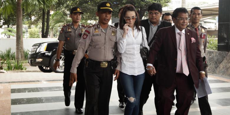 Artis Jennifer Dunn didampingi pengacara Hotman Paris Hutapea tiba di Komisi Pemberantasan Korupsi, Jalan HR Rasuna Said, Kuningan, Jakarta, Jumat (14/2/2014). Jennifer diperiksa sebagai saksi kasus dugaan pencucian uang yang menjerat Tubagus Chaeri Wardana alias Wawan. Sebelumnya KPK telah menyita mobil Toyota Vellfire warna putih B 510 JDC dari kediaman Jennifer.
