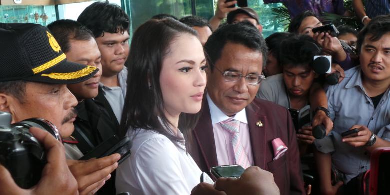Artis Jennifer Dunn di Komisi Pemberantasan Korupsi (KPK), Jumat (14/2/2014). Jennifer telah diperiksa sebagai saksi kasus dugaan pencucian uang yang menjerat Tubagus Chaeri Wardana alias Wawan.(DIAN MAHARANI)