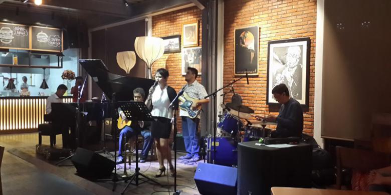 Menikmati Kopi Papua dan Musik Jazz – Robert Adhi Ksp