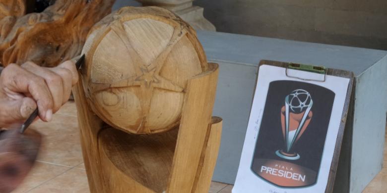 Trofi Piala Presiden 2015 terbuat dari kayu jati Bojonegoro.