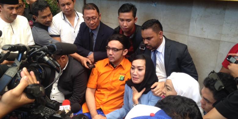 Sandy Tumiwa dijenguk istrinya, Diana Limbong di ruang tahanan titipan Direktorat Reserse Kriminal Umum, Polda Metro Jaya, Jakarta, Senin (30/11/2015)