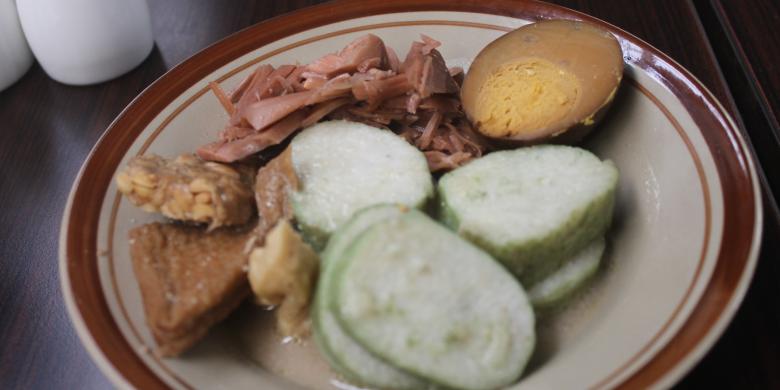 

Kuline tradisional khas Kabupaten Kudus, Lentog Tanjung. Makanan ini biasa dihidangkan pagi hari ketika sarapan