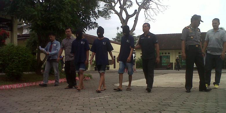 Para tersangka pembunuhan saat digelandang petugas, Senin (22/2/2016).
