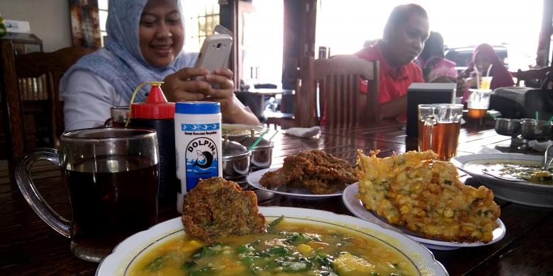 
Tinutuan, bubur manado dengan sayur dan berwarna kuning ini menjadi menu sarapan favorit di Manado, Sulawesi Utara, Selasa (15/3/2016).