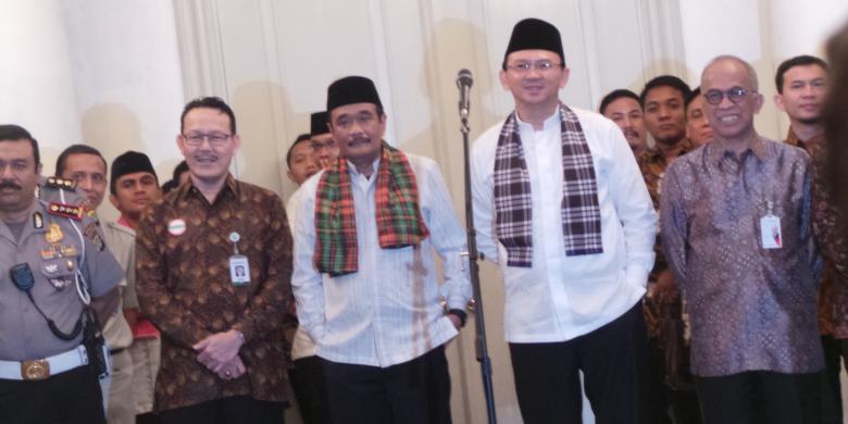Gubernur DKI Jakarta Basuki Tjahaja Purnama bersama Wakil Gubernur DKI Jakarta Djarot Saiful Hidayat dan Dirlantas Polda Metro Jaya Kombes Pol Samsul Bahri saat peluncuran sistem pembayaran secara elektronik, di Balai Kota DKI Jakarta, Rabu (22/6/2016).