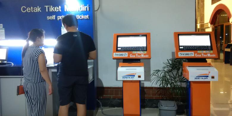 Mesin cetak tiket mandiri (CTM) dan check-in mandiri (CIM) di Stasiun Tawang, Semarang, Jawa Tengah. Gambar diambil pada Minggu (3/7/2016).