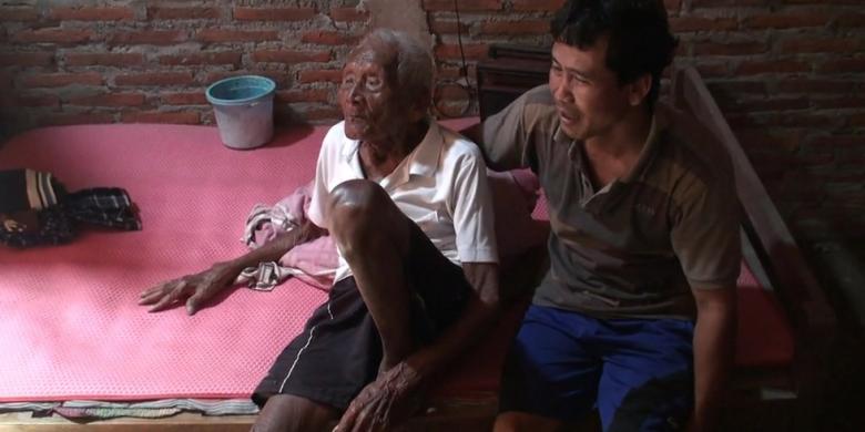 
Suparman Sidomejo (146) bersama cucunya di rumahnya di Sragen, Jawa Tengah, Senin (29/8/2016).