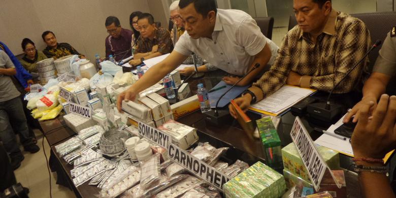 Bareskrim Polri bersama Badan Pengawas Obat dan Makanan merilis penggerebekan lima gudang obat palsu dan ilegal di Bareskrim Polri, Jakarta, Selasa (6/9/2016). (Foto oleh Kompas.com/Ambaranie Nadia K.M)