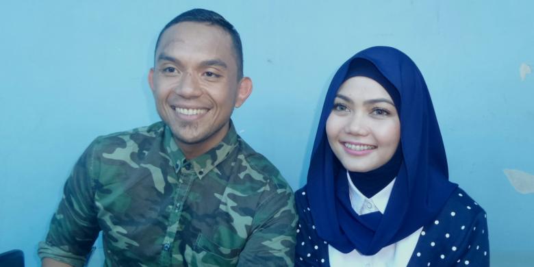 Rina Nose (kanan) dan Fakhrul Razi (kiri) bertemu dengan para wartawan sesudah menjadi bintang tamu dalam sebuah program bincang-bincang di Studio Trans TV, Jakara Selatan, Senin (26/9/2016).
