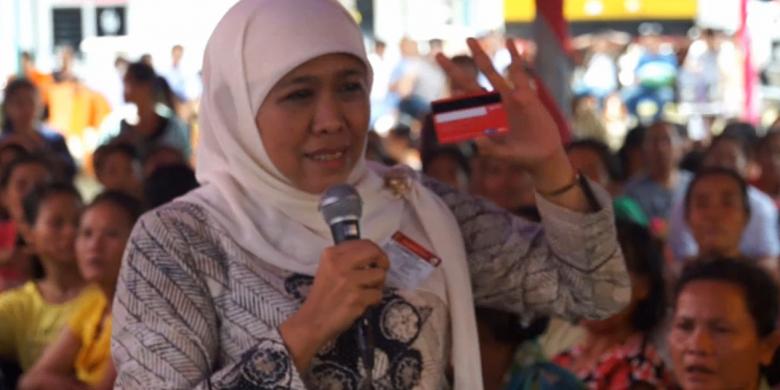 Menteri Sosial Khofifah Indar Parawansa, mensosialisasikan kartu baru bagi Peserta PKH, yang banyak manfaat selain sebagai alat terima dana PKH yang bentuknya seperti kartu Anjungan Tunai Mandiri (ATM), sehingga pencairannya dapat dilakukan di sejumlah ATM nantinya.