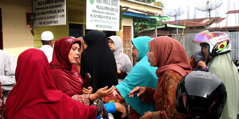 Calon jemaah umrah, warga Meulaboh, Kabupaten Aceh Barat, mendatangi kantor Azizi Tour dan Travel karena pembatalan jadwal umrah secara tiba-tiba, Senin (21/11/16).