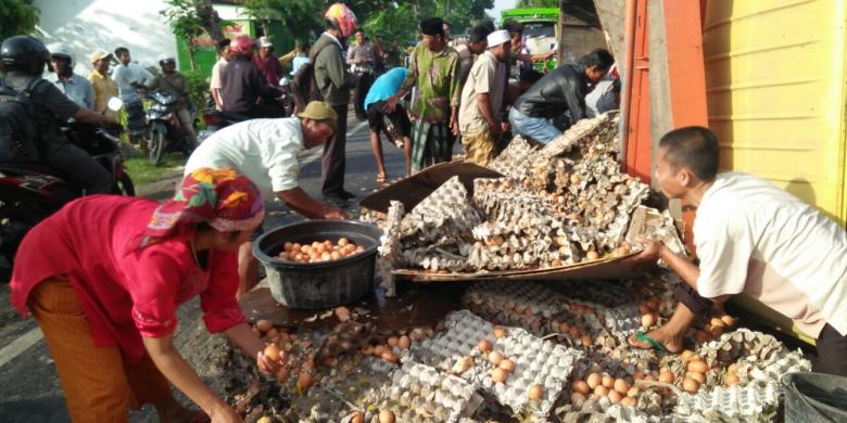 Tabrakan truk telur dan mobil Innova