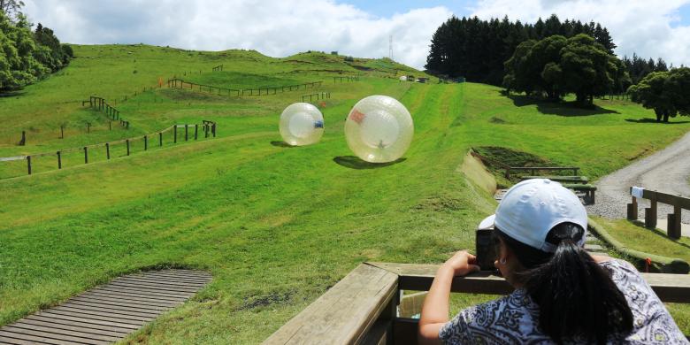 Wahana OGO, pengunjung masuk ke dalam bola besar dan digelindingkan dari puncak bukit. Wahana ini ada di Rotorua, Selandia Baru