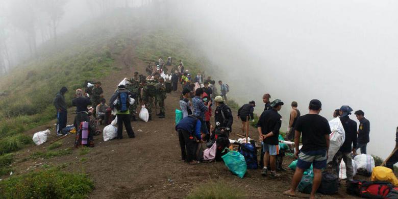 Kegiatan Clean Up dilakukan melalui dua jalur pendakian yakni Desa Sembalun dan Senaru.