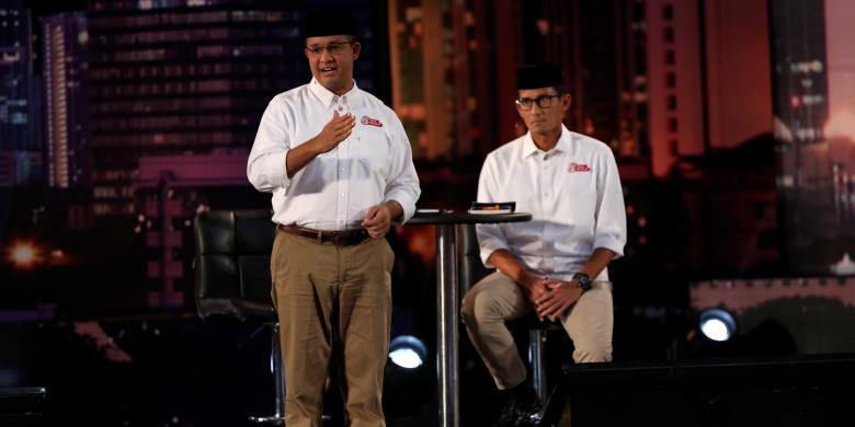 Anies - Sandi saat debat kandidat Gubernur Jakarta.