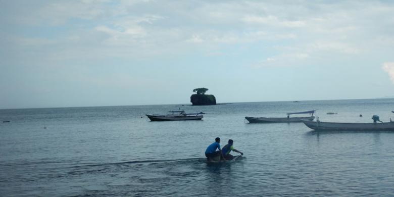 KOMPAS/HERPIN DEWANTO PUTRO
Pulau Ular di Desa Pai, Kecamatan Wera, Kabupaten Bima, Nusa Tenggara Barat, tampak dari kejauhan, Rabu (11/1/2017). 