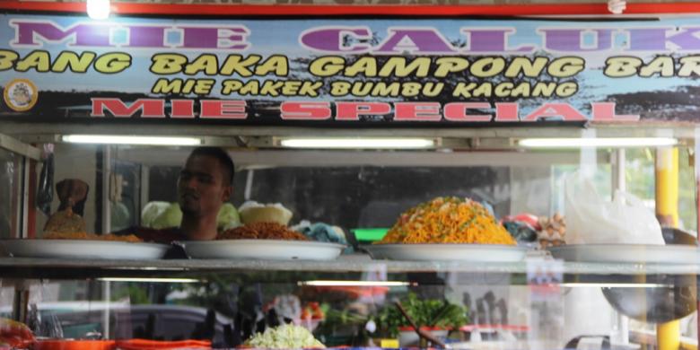 

Kompas.com/Masriadi SamboPutra, sedang memasak mie caluek di Blang Padang, Banda Aceh, Selasa (31/1/2017) 