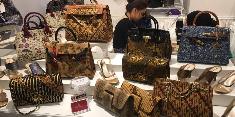 
Anggita Muslimah Koleksi tas batik dari label Ndaru dalam Indonesia Fashion Week 2017 di Jakarta, Jumat (3/2/2017). 
