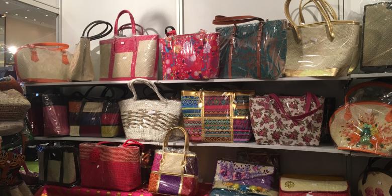 

Anggita Muslimah
Koleksi tas batik dari label Bali Creative dalam Indonesia Fashion Week 2017 di Jakarta, Jumat (3/2/2017). 