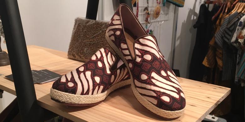 

Anggita Muslimah Koleksi tas batik dari label MeSan dalam Indonesia Fashion Week 2017 di Jakarta, Jumat (3/2/2017). 