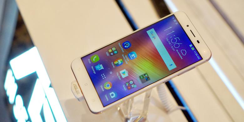 
Asus Zenfone 3 Max saat dirilis di Jakarta, Selasa (7/2/2017). (Oik Yusuf/KOMPAS.com)