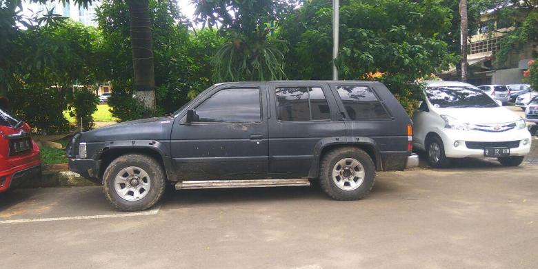 

Mobil Nissan Terrano SGX yang diamankan polisi dari lokasi demo di depan rumah Presiden ke-6 RI, Susilo Bambang Yudhoyono, kini terparkir di Mapolda Metro Jaya, Selasa (7/2/2017).