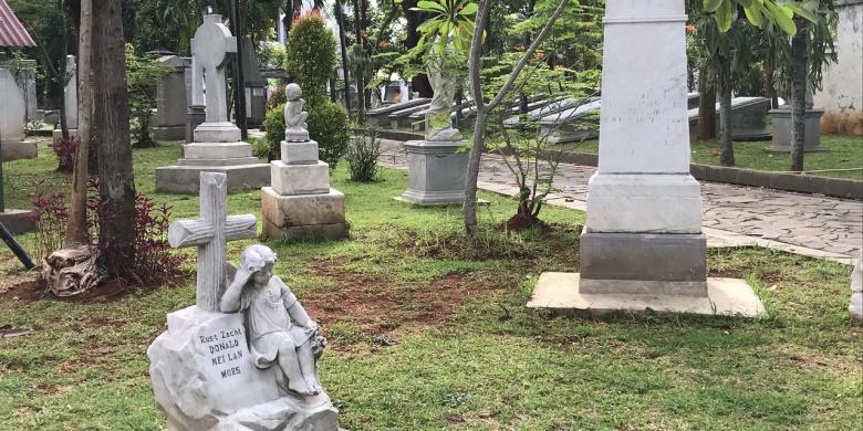 Makam di museum taman prasasti. 
