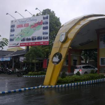 

Pintu gerbang masuk kawasan Gunung Kelud di Kediri, Jawa Timur, Minggu (12/2/2017). 