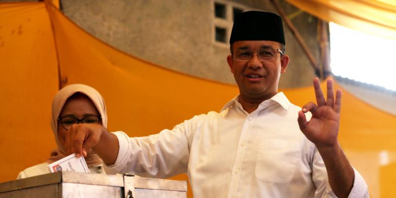 Anies Baswedan saat menggunakna hak pilihnya