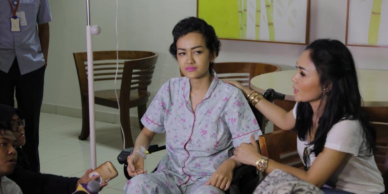 KOMPAS.com / RODERICK ADRIAN MOZES - Julia Perez didampingi Yuni Shara saat memberikan keterangan pers di RSCM, Jakarta, Rabu (15/2/2017). Julia Perez alias Jupe, gagal menggunakan hak suaranya di TPS 15 karena tidak memiliki surat pindah memilih atau formulir A5 karena belum terdaftar sebelumnya di kelurahan TPS 15. 