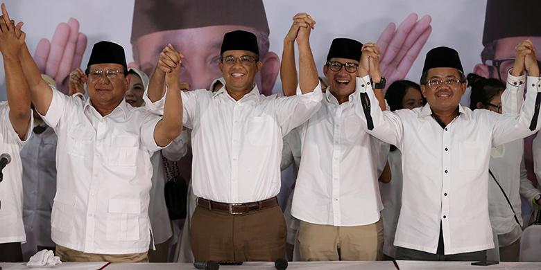 Ketua Umum Partai Gerindra, Prabowo Subianto (kiri), Calon gubernur DKI Jakarta nomor urut 3, Anies Baswedan (kedua dari kiri), calon wakil gubernur DKI Jakarta no urut 3, Sandiaga Uno (kedua dari kanan) dan Presiden Partai Keadilan Sejahtera, Sohibul Iman berfoto bersama usai memberikan keterangan pers di Kantor DPP Partai Gerindra, Jakarta Selatan, Rabu (15/2/2017). Anies mengucapkan terima kasih kepada warga Jakarta yang telah berpartisipasi memberikan hak suaranya dalam pemilihan kepala daerah.