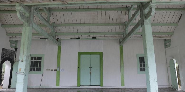 
Bangunan tengah Guest House Nyah Lasem, Desa Karangturi, Kecamatan Lasem, Kabupaten Rembang, Jawa Tengah, Minggu (12/2/2017). Guest House Nyah Lasem adalah salah satu bangunan bergaya Cina Hindia yang bisa diinapi oleh wisatawan.