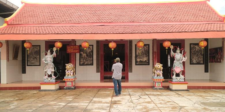 Wisatawan berfoto di depan pintu masuk Kelenteng Poo An Bio, Desa Karangturi, Kecamatan Lasem, Kabupaten Rembang, Jawa Tengah, Minggu (12/2/2017). Kelenteng Poo An Bio adalah satu dari tiga kelenteng yang ada di Kecamatan Lasem.