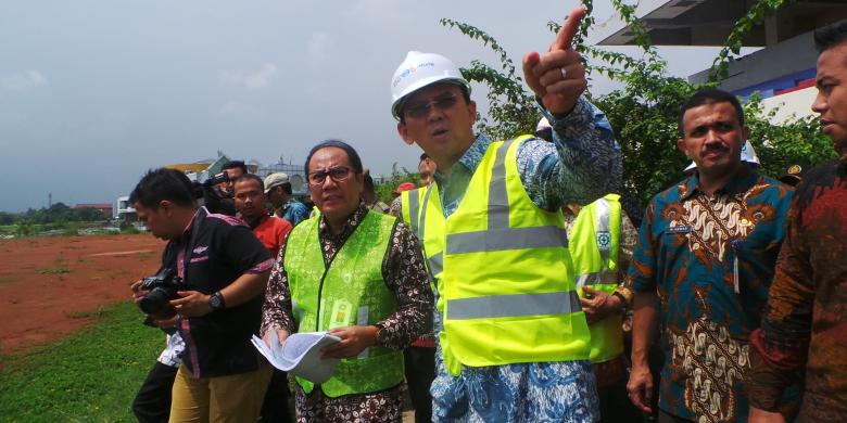 Gubernur DKI Jakarta Basuki Tjahaja Purnama bersama Direktur Utama PT Pulomas Jaya Bambang Mursalin saat meninjau pembangunan arena Equistrian atau pacuan kuda di Pulomas, Jakarta Timur, Jumat (24/2/2017). (kompas.com/ Kurnia Sari) 