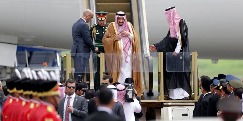 Foto Kedatangan Raja Salman di Bandara Halim