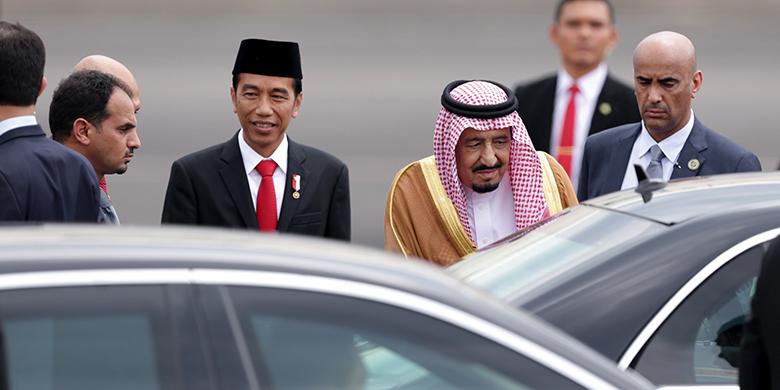 Raja Arab Saudi Salman bin Abdulaziz al-Saud disambut Presiden Republik Indonesia, Joko Widodo di landasan pacu VVIP Bandara Halim Perdanakusuma, Jakarta, Rabu (1/3/2017). Kunjungan Raja Salman ke Indonesia kali ini setelah 47 tahun lalu dalam rangka kerja sama bilateral Indonesia - Arab Saudi.