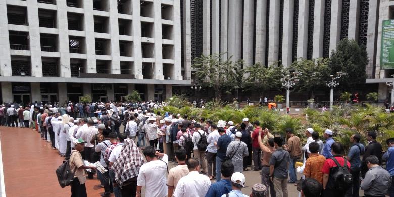 Suasana antrean warga di pintu Masjid Istiqlal pada Kamis (2/3/2017).