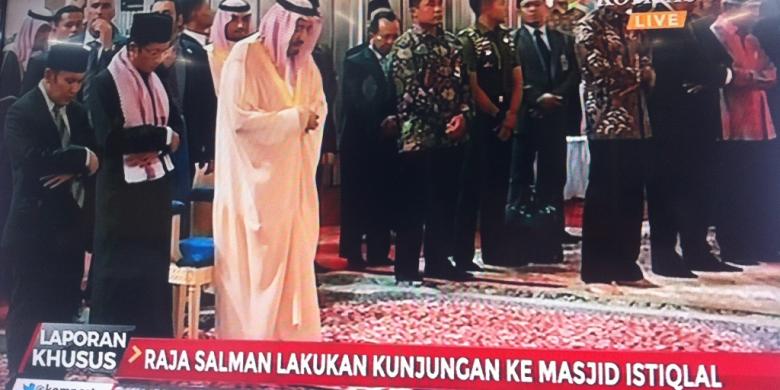 Raja Arab Saudi Salman bin Abdulaziz al-Saud shalat di Masjid Istiqlal, Jakarta.