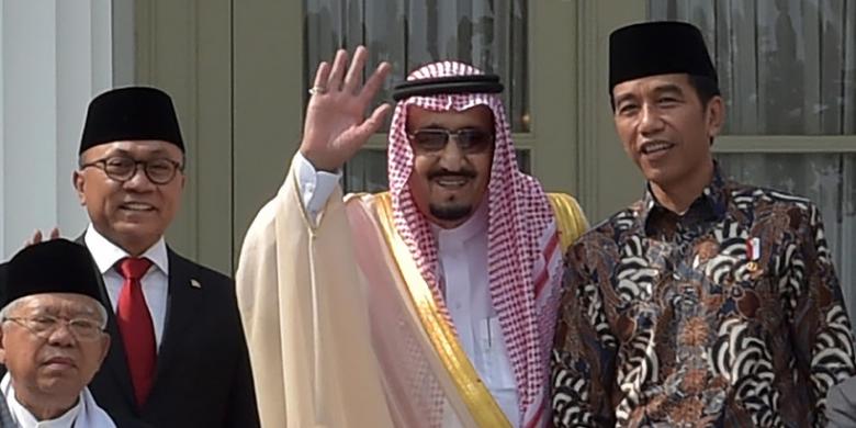 Presiden Indonesia Joko Widodo (tengah kanan) dan Raja Arab Saudi Salman bin Abdulaziz al-Saud (tengah kiri) berpose bersama sejumlah tokoh Muslim di depan Istana Kepresidenan, Jalan Medan Merdeka Utara, Kamis (2/3/2017).
