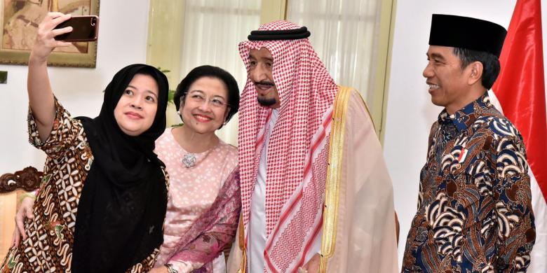 Puan Maharani selfie dengan ibunda Megawati Soekarnoputri, Raja Arab Saudi Salman bin Abdulazis al-Saud dan Presiden Joko Widodo di Istana Merdeka, Kamis (3/2/2017)