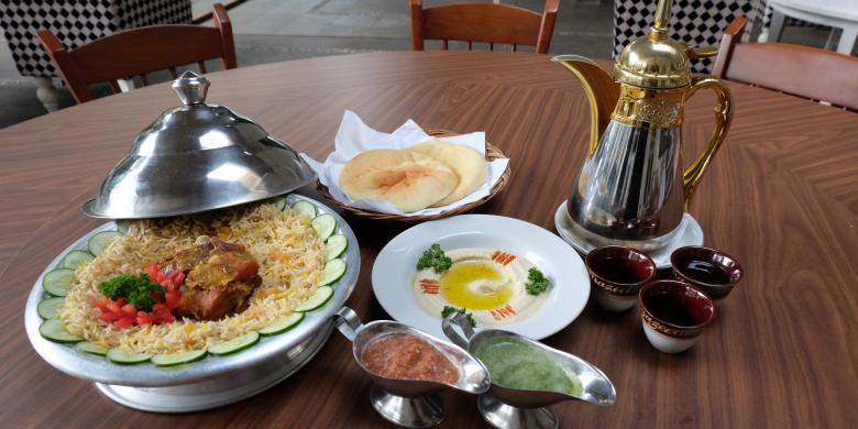 Hidangan khas Timur Tengah di restoran Aljazeerah.