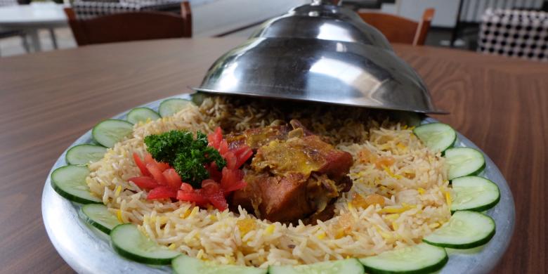 Nasi mandhi dengan lauk daging kambing muda oven.